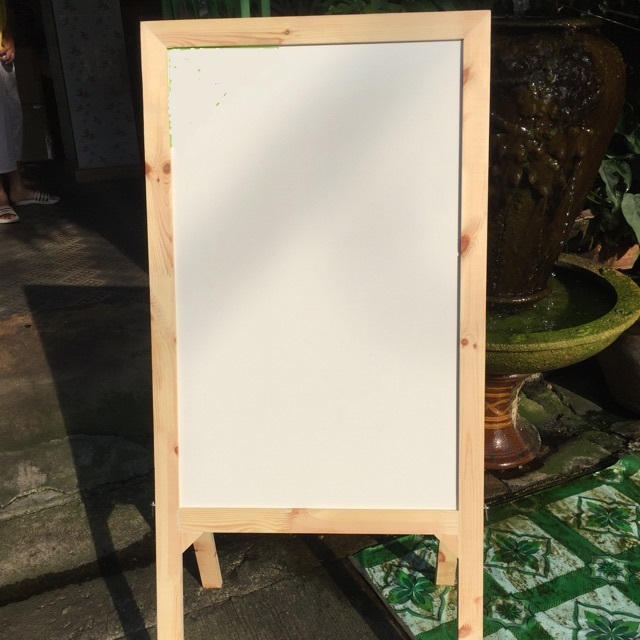 กระดานไวท์บอร์ด 4 ขา มีที่วางแปรง/และไม่มีที่วางแปรง ขนาด 60X80 CM.(กลาง)